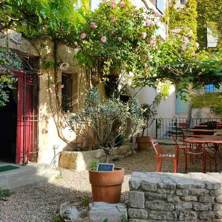 La Maison Près De La Fontaine Bed & Breakfast *